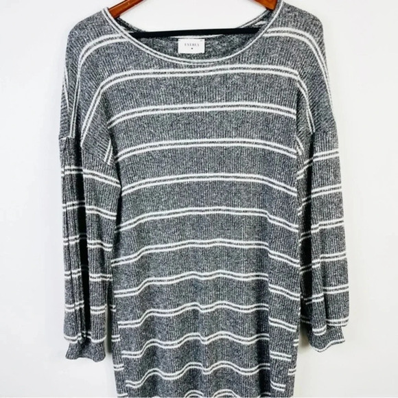 Everly Gray Striped Tunic Top Size Large - Picture 3 of 6
